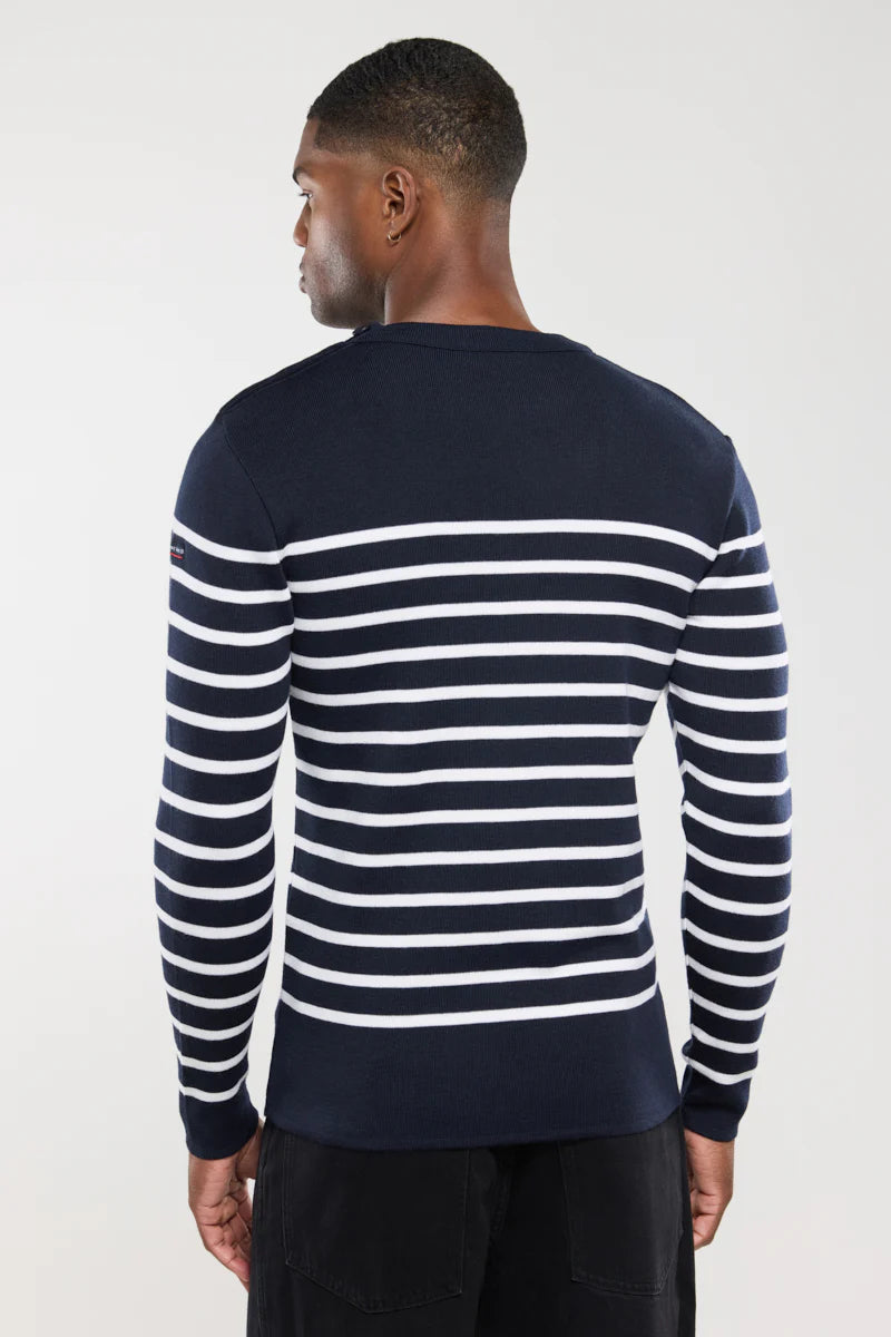 Pull marin Goulenez rayé bleu marine et blanc, coloris Navire Milk, porté de face